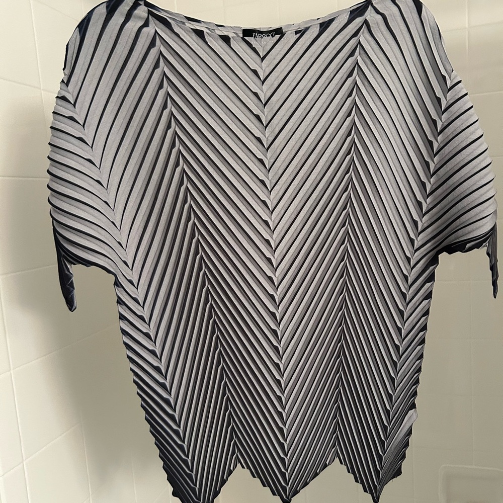 Elegant Black and Gray Pleated short sleeve Blouse New with tags